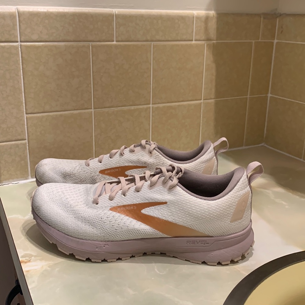 HARDLY WORN Brooks Revel 4